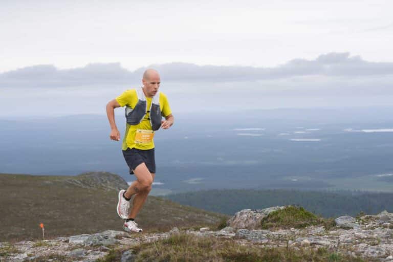 Juuso Simpanen voitti toissa vuonna Ylläksellä 66 km reittiennätyksellä. Nyt hän hakee ennätystä sadalta maililta. Kuva: Rami Valonen